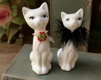 Conjunto de duas estatuetas vintage de gatos em cerâmica branca, estilo Lefton, kitsch de meados do século XX.