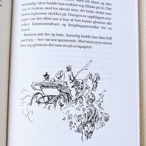 Puede incluir: Una ilustraci&oacute;n en blanco y negro de un carruaje tirado por caballos con personas dentro. El carruaje se mueve a trav&eacute;s de un campo de flores. La ilustraci&oacute;n es de un libro para ni&ntilde;os.