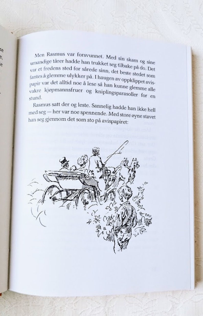 Puede incluir: Una ilustraci&oacute;n en blanco y negro de un carruaje tirado por caballos con personas dentro. El carruaje se mueve a trav&eacute;s de un campo de flores. La ilustraci&oacute;n es de un libro para ni&ntilde;os.