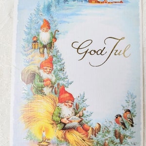 Carte de Noël God Jul Nordic Winter Gnomes - Tomte Nisse dehors en hiver - Joyeux Noël - Carte postale suédoise de voeux norvégienne