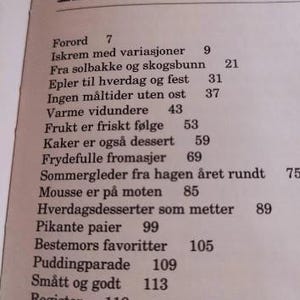Puede incluir: Una p&aacute;gina de un libro de cocina con una tabla de contenido que enumera varias recetas y sus n&uacute;meros de p&aacute;gina correspondientes. Los temas incluyen postres, frutas y queso.