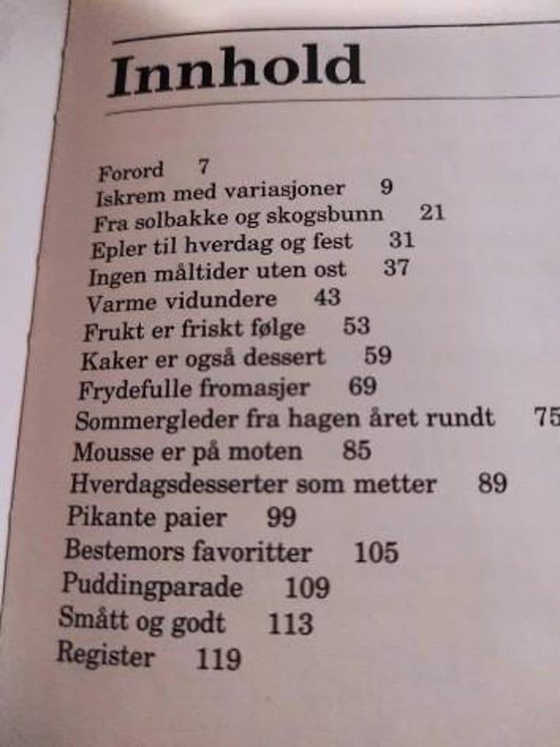 Puede incluir: Una p&aacute;gina de un libro de cocina con una tabla de contenido que enumera varias recetas y sus n&uacute;meros de p&aacute;gina correspondientes. Los temas incluyen postres, frutas y queso.