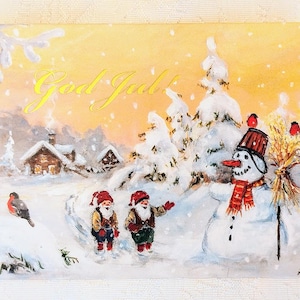 Cartão de Natal sueco e norueguês God Jul - Gnomos de inverno Tomte Nisse observando um boneco de neve - Cartão postal de saudação nórdico