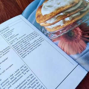 Puede incluir: Una p&aacute;gina de libro de recetas con una foto de un postre hecho con capas de galletas, crema batida y fruta. La receta es para "Poletterte" e incluye instrucciones para hacer el postre.