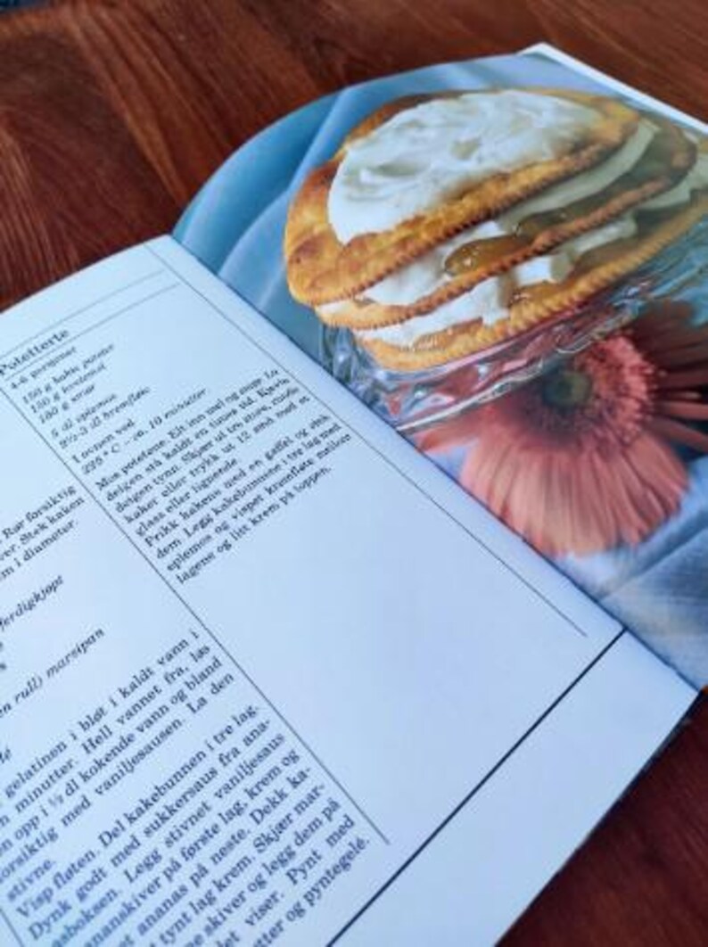 Puede incluir: Una p&aacute;gina de libro de recetas con una foto de un postre hecho con capas de galletas, crema batida y fruta. La receta es para "Poletterte" e incluye instrucciones para hacer el postre.