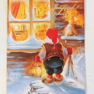 Cartão de Natal sueco norueguês God Jul - Lindo gnomo Tomte Nisse em cena de inverno - Cartão postal de saudação nórdico