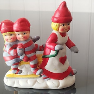Noordse kerstornament - moeder trekt kinderen op slee - Zweeds Noors Deens elfenkabouters - kerst Tomte Nisse