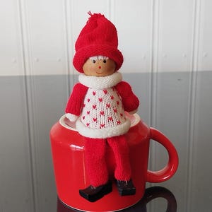 Noorse handgemaakte kerstmeisje kabouter, Scandinavische houten kerstornament - elf retro Noorse volkskunst