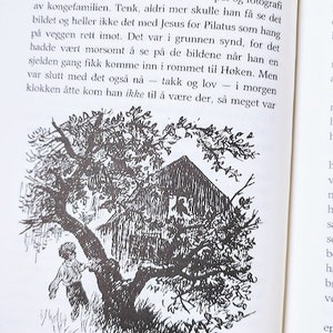 Puede incluir: Ilustraci&oacute;n en blanco y negro de un &aacute;rbol con una peque&ntilde;a casa en el fondo. El &aacute;rbol tiene muchas ramas y hojas. La casa es simple y tiene un techo. La ilustraci&oacute;n est&aacute; dibujada en un estilo realista.