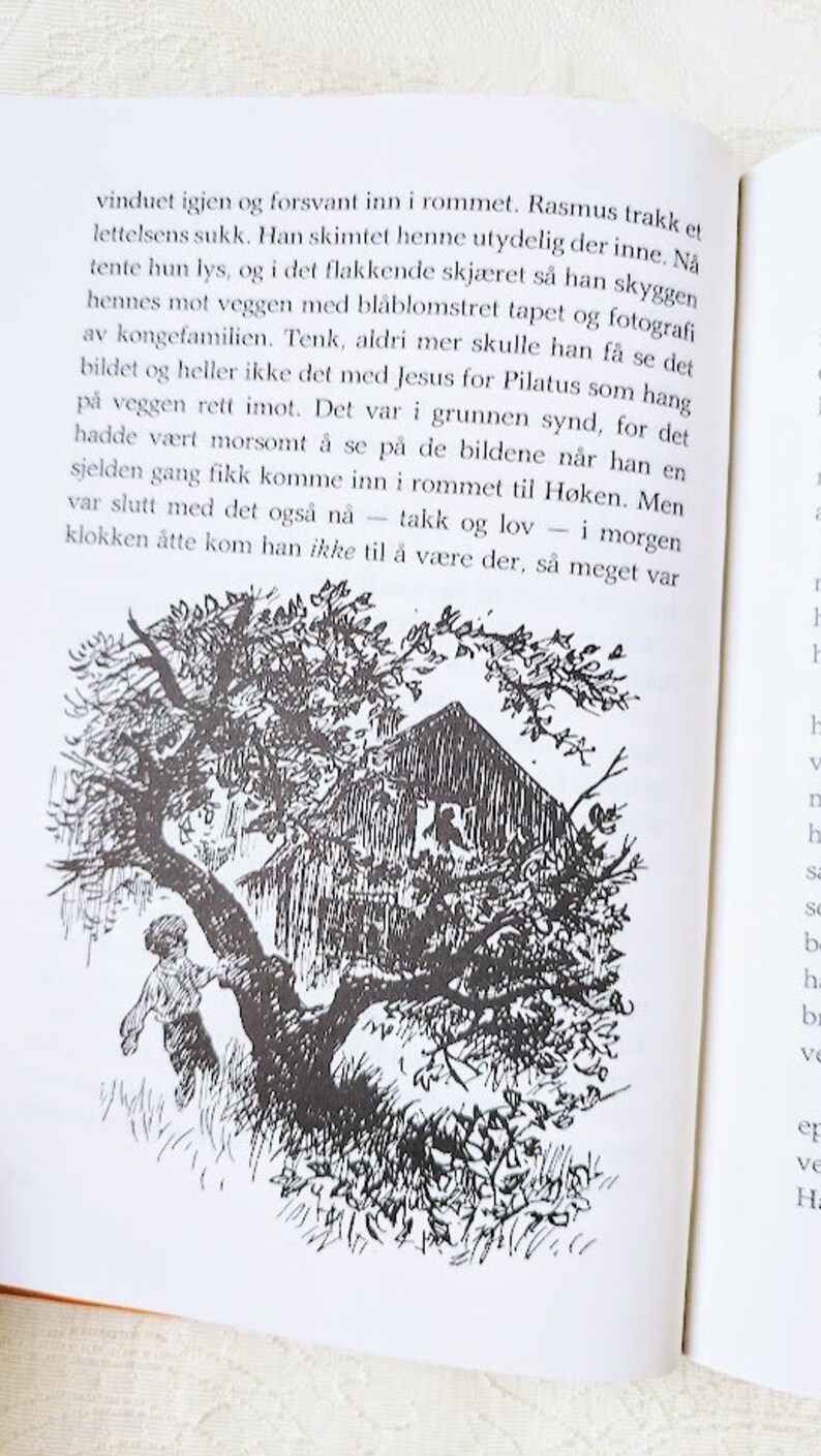Puede incluir: Ilustraci&oacute;n en blanco y negro de un &aacute;rbol con una peque&ntilde;a casa en el fondo. El &aacute;rbol tiene muchas ramas y hojas. La casa es simple y tiene un techo. La ilustraci&oacute;n est&aacute; dibujada en un estilo realista.