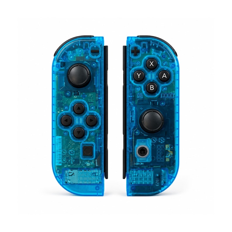 Pu&ograve; includere: Due controller di gioco blu trasparenti con pulsanti e pad direzionali neri. I controller sono progettati per essere collegati a una console di gioco. I componenti interni sono visibili attraverso la plastica traslucida.