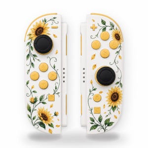 Könnte beinhalten: Ein Paar weiße Videospiel-Controller mit einem Sonnenblumen- und Rankenmuster. Die Controller verfügen über gelbe Tasten, ein goldenes Steuerkreuz und schwarze Analogsticks. Das florale Design zeigt gelbe Blütenblätter und grüne Blätter.
