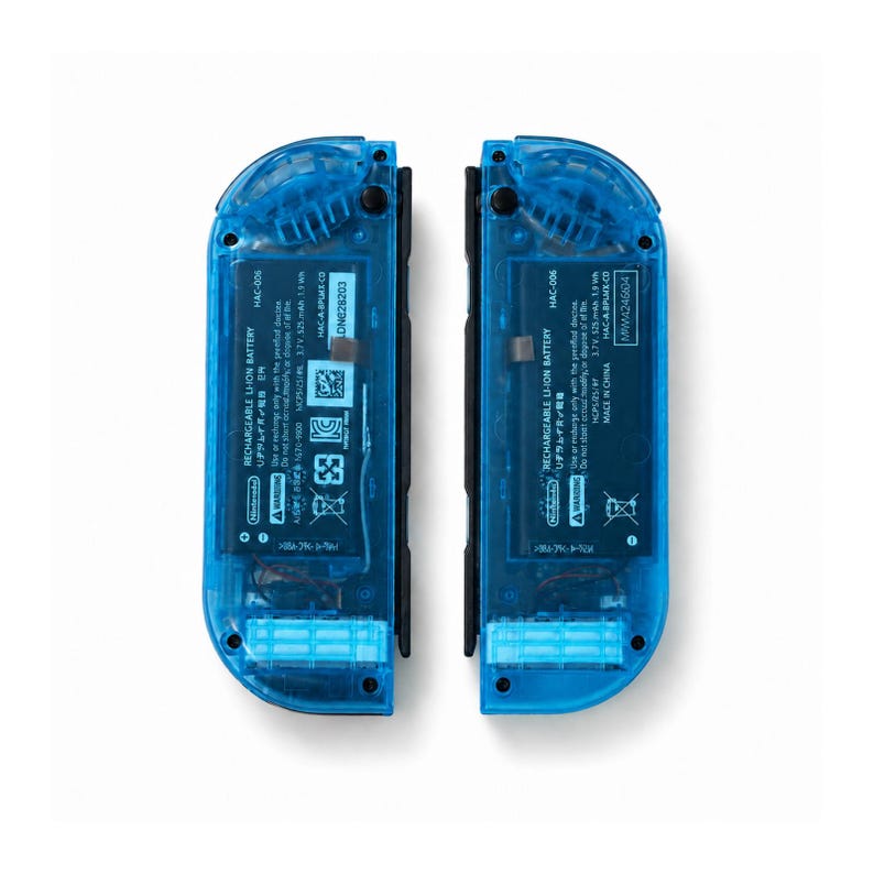 Pu&ograve; includere: Due controller di gioco blu trasparenti, ciascuno con una cornice nera. I controller rivelano i componenti interni attraverso la plastica blu. Testo e simboli sono stampati sul retro di ogni controller, tra cui "RECHARGEABLE LI-ION BATTERY".