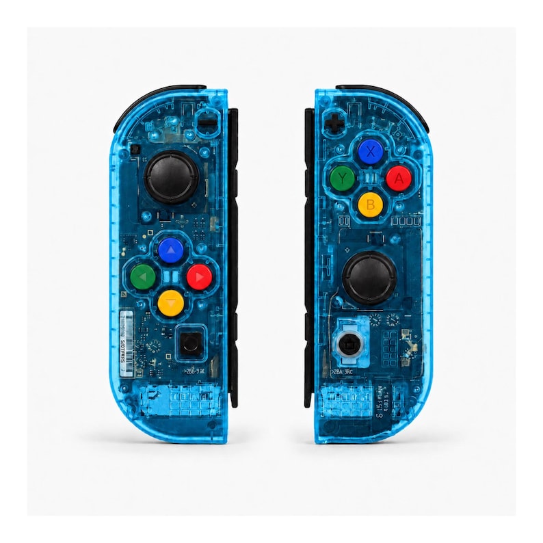 Pu&ograve; includere: Due controller di gioco blu trasparenti con componenti interni visibili. Ogni controller ha joystick neri, pulsanti colorati (rosso, blu, verde, giallo) e un D-pad. I controller sono progettati per il gaming.