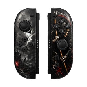 以下が含まれることがあります： ダークでゴシックなデザインのゲームコントローラー2台。左側のコントローラーには石のアーチと鳥が描かれた墓地の風景、右側のコントローラーには大鎌を持った骸骨の姿が、黒、赤、グレーの色調で描かれています。