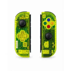 Op de afbeelding: Een paar neongele, doorschijnende gamecontrollers met op elke unit een zwarte joystick. De linkercontroller heeft een geel richtingspad, terwijl de rechtercontroller vier gekleurde actieknoppen bevat met de labels X, Y, A en B.