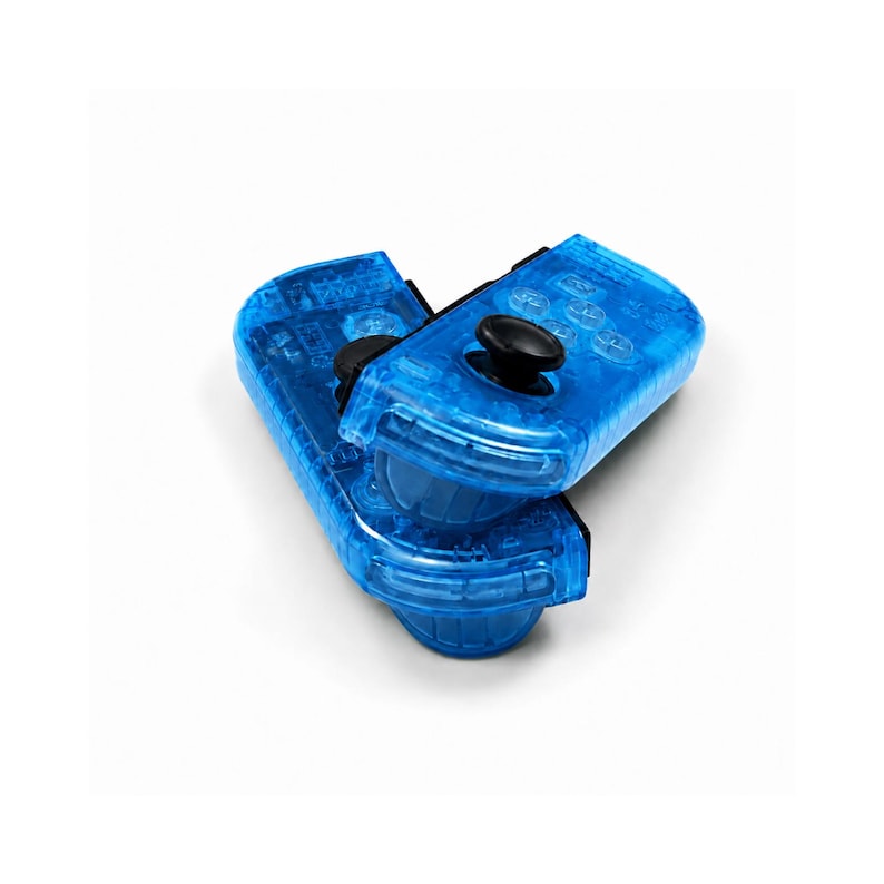 Pu&ograve; includere: Due controller di gioco blu trasparenti con joystick e pulsanti neri. I controller sono progettati per essere tenuti in mano e hanno un design elegante e moderno. I controller sono angolati l'uno verso l'altro, suggerendo che sono un set.