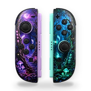 Peut inclure: Deux manettes de jeu arborant une scène de forêt sombre avec des champignons, des arbres et des esprits lumineux. La manette gauche a des accents violets et un croissant de lune, tandis que la droite a des accents bleu sarcelle, une pierre tombale et une lanterne.