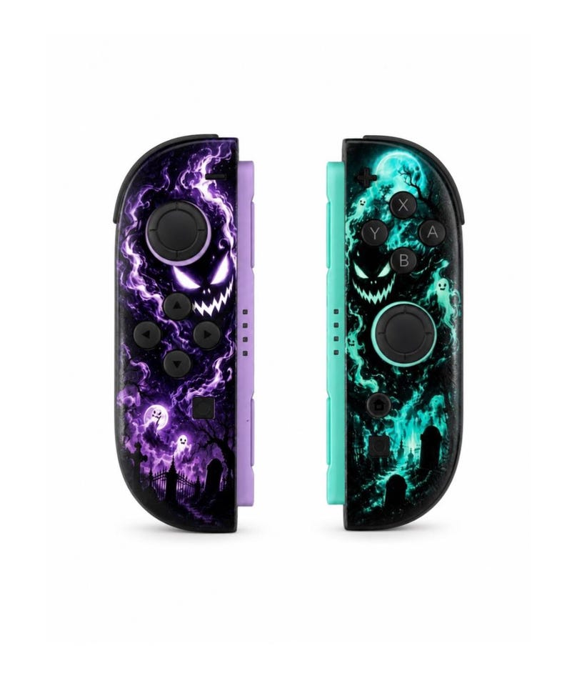 K&ouml;nnte beinhalten: Ein Paar Game-Controller mit einem gruseligen Friedhofsmotiv. Der linke Controller ist lila mit einem leuchtenden Geist und dunklen B&auml;umen. Der rechte Controller ist t&uuml;rkis mit einem &auml;hnlichen Geisterdesign und den Tasten A, B, X und Y.