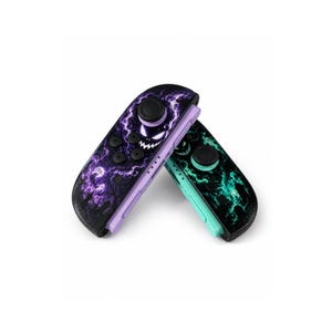 K&ouml;nnte beinhalten: Zwei Videospiel-Controller mit individuellen Skins. Der linke Controller hat ein violettes Design mit einem leuchtenden Geist und Friedhofsgrafik. Der rechte Controller hat ein t&uuml;rkises Design mit dunklem Rauchmuster und einem grinsenden Gesicht.