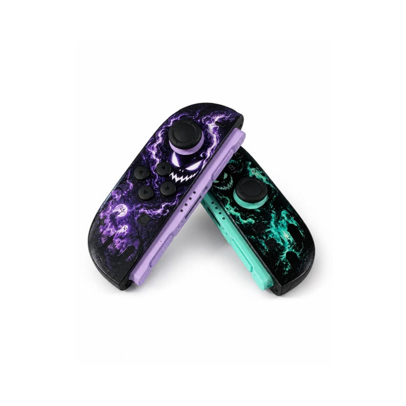 K&ouml;nnte beinhalten: Zwei Videospiel-Controller mit individuellen Skins. Der linke Controller hat ein violettes Design mit einem leuchtenden Geist und Friedhofsgrafik. Der rechte Controller hat ein t&uuml;rkises Design mit dunklem Rauchmuster und einem grinsenden Gesicht.