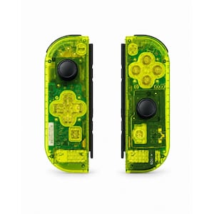 Op de afbeelding: Een paar neongele gamecontrollers met een transparante behuizing. Elke controller is voorzien van een zwarte ronde joystick, een richtingspad en diverse knoppen die door de doorschijnende behuizing zichtbaar zijn, inclusief de interne elektronica.