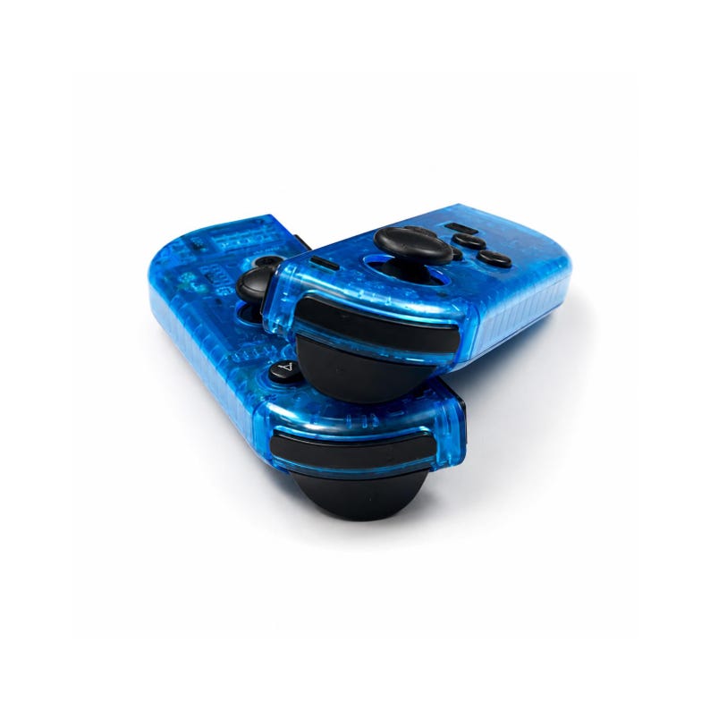 Pu&ograve; includere: Due controller di gioco blu trasparenti con pulsanti e joystick neri sono impilati. I controller hanno un design elegante, probabilmente per una console di gioco. I controller sono lunghi circa 15 cm e sono su sfondo bianco.