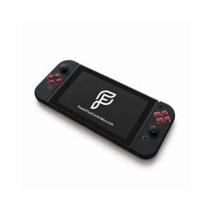 Pode incluir: Consola de jogos port&aacute;til preta com bot&otilde;es vermelhos e um ecr&atilde; preto. O ecr&atilde; exibe um log&oacute;tipo branco e o texto "PowerFlowControllers.com". A consola tem um design elegante e moderno.