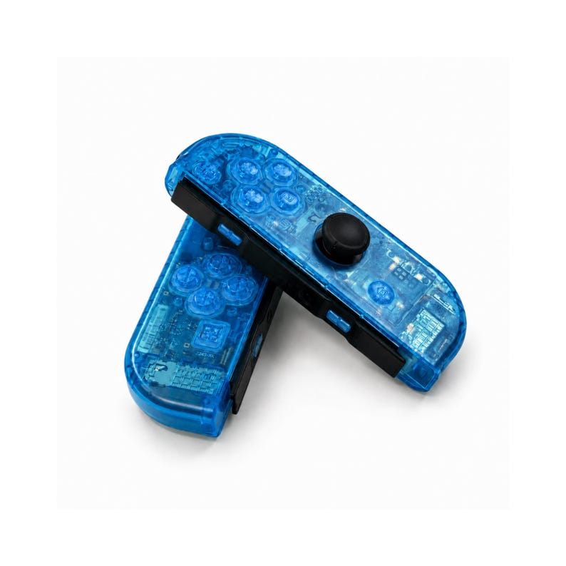 Pu&ograve; includere: Due controller di gioco blu trasparenti con dettagli neri. I controller hanno pulsanti visibili e un joystick. Il design &egrave; elegante e moderno, con un focus sulla funzionalit&agrave; e l'estetica. I controller sono progettati per il gioco.