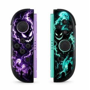 K&ouml;nnte beinhalten: Zwei Game-Controller mit einem gruseligen Friedhofsmotiv. Der linke Controller ist lila mit einem leuchtenden lila Gesicht und Geistern. Der rechte Controller ist t&uuml;rkis mit einem leuchtenden t&uuml;rkisen Gesicht, Geistern und Grabsteinen.