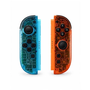 Puede incluir: Un par de mandos de juego inalámbricos con una carcasa azul translúcida a la izquierda y una carcasa naranja translúcida a la derecha. Ambos mandos incluyen joysticks negros, botones de dirección y botones de acción etiquetados A, B, X e Y.