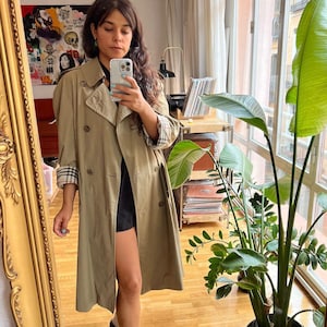 Burberry vintage oversized unisex trench coat. Beige vintage trench coat for men, size XL. Burberry gifts for her.
