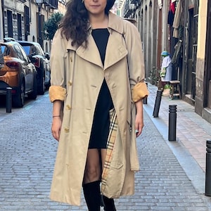 Burberry Vintage Oversized Unisex Belted Trench Coat. Men's Beige