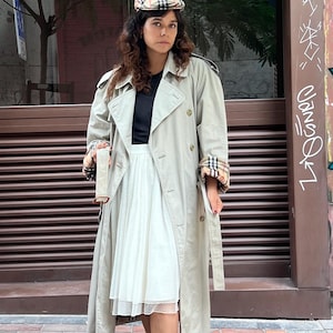 Unisex oversized vintage Burberry trench coat. Vintage beige trench coat for men, size L. Burberry gifts for her.