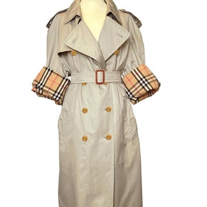 Unisex oversized vintage Burberry trench coat. Vintage beige trench coat for men, size L. Burberry gifts for her.