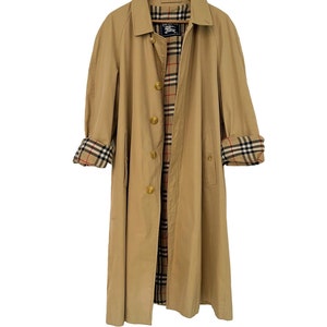 Burberry vintage oversized trench coat with belt, size S. Vintage beige camel trench coat for women. Burberry trench coat gifts for her.