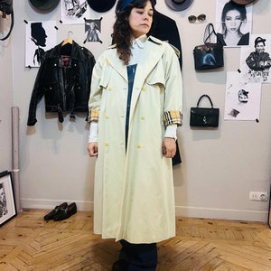 Burberry vintage oversized trench coat with belt. Vintage beige trench coat for women, size XL. Burberry gifts for her.