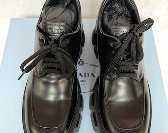 Chaussures Prada Monolith, pointure 38. Chaussures Prada noires à lacets. Mocassins Prada. Chaussures à semelle épaisse Prada. Idée cadeau de chaussures Prada pour elle.