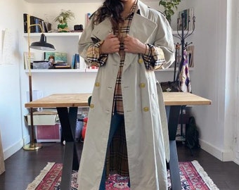 Trencz unisex w stylu vintage, oversize marki Burberry. Beżowy trencz męski w stylu vintage, rozmiar L. Prezenty od Burberry dla niej.