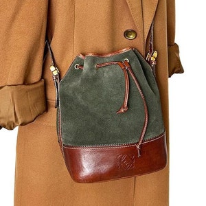 Loewe vintage Loewe Caza Cordoban tas, gelimiteerde oplage 1985. Loewe boho-chique bucket bag in groen suède en bruin leer. Een cadeau voor haar.