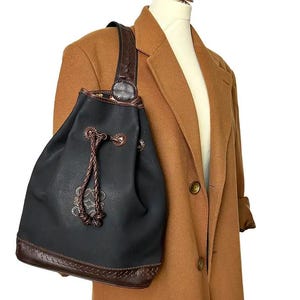 Loewe vintage rugzak Trees of Spain Limited Edition. Loewe boho chic bucket bag in groen canvas en bruin leer. Cadeautas voor haar.