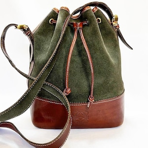 Loewe vintage Loewe Caza Cordoban tas, gelimiteerde oplage 1985. Loewe boho-chique bucket bag in groen suède en bruin leer. Een cadeau voor haar.