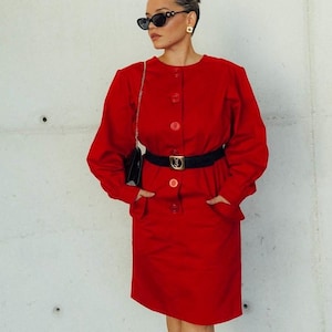 Rotes Vintage-Kleid aus den 80ern von Yves Saint Laurent. Größe M/40. Elegantes YSL-Midikleid für Gäste. YSL-Kleid als Geschenk für sie.