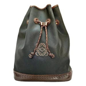 Loewe vintage rugzak Trees of Spain Limited Edition. Loewe boho chic bucket bag in groen canvas en bruin leer. Cadeautas voor haar.