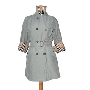 Vintage Burberry trench coat for women, size M. Short gray Burberry trench coat. Burberry trench coat gifts for her.