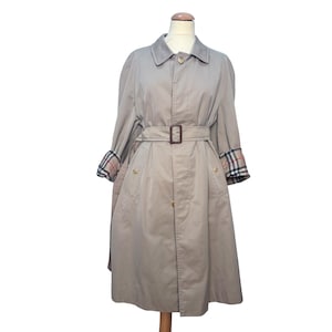 Vintage Burberry oversized trench coat with belt, size L. Vintage camel Burberry trench coat for women. Burberry gifts for her.