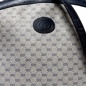 Vintage-Tasche aus blauem und grauem Leder und Canvas mit Gucci-Monogramm. Luxuriöse Vintage-Umhängetasche von Gucci mit langem Henkel. Gucci-Tasche als Geschenk für sie.