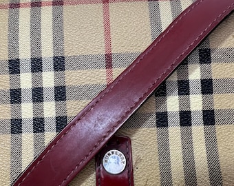 Vintage Burberry shoulder bag with leather novacheck print. Luxury vintage Burberry bag from the 90s. Burberry bag gift for her