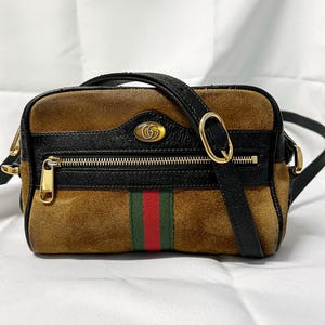Gebrauchte Gucci Ophidia Minitasche aus Unisex-Leder. Luxuriöse Vintage-Umhängetasche von Gucci mit langem Henkel. Gucci-Tasche als Geschenk für sie.