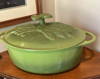Avocadogrüner Dutch Oven im Spargel Design